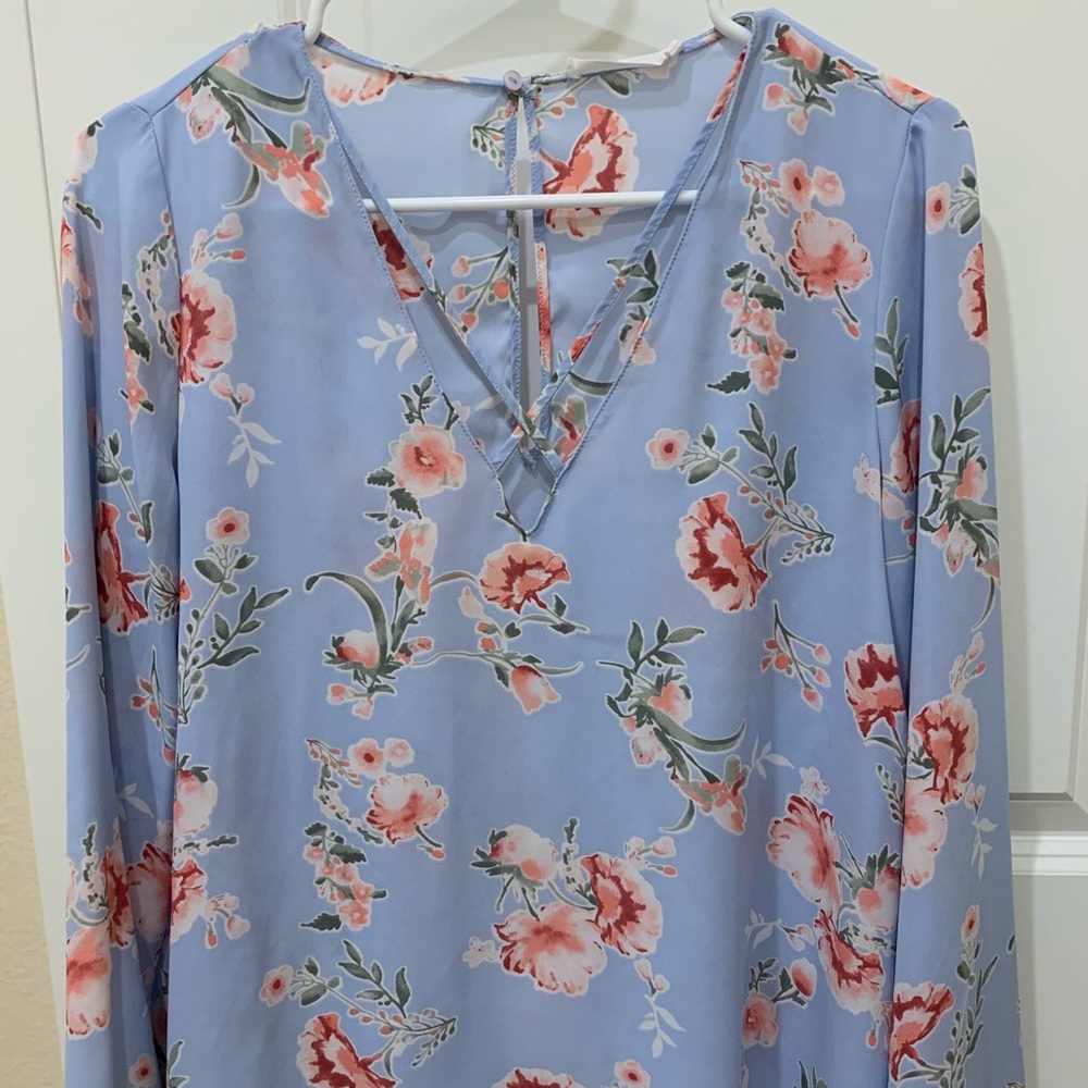 Lush floral top with flows sleeves